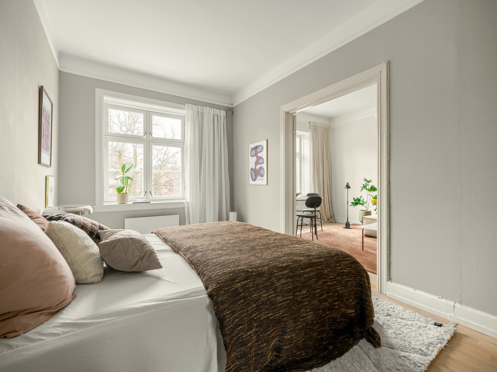 I dag er dette rommet satt opp som hovedsoverom, men kan også brukes som stue. Galleribilde