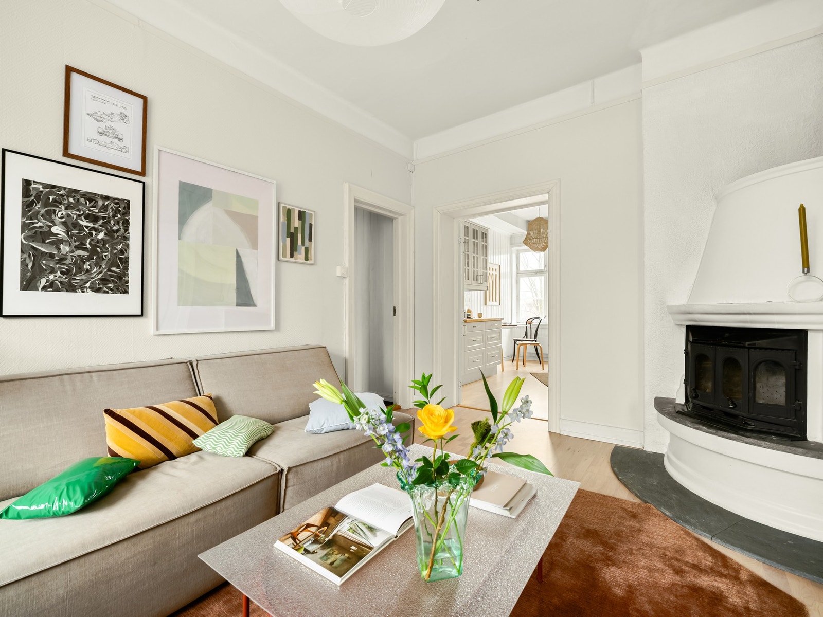 Nå er vi ute i stuen igjen, og ser mot kjøkkenet. Galleribilde