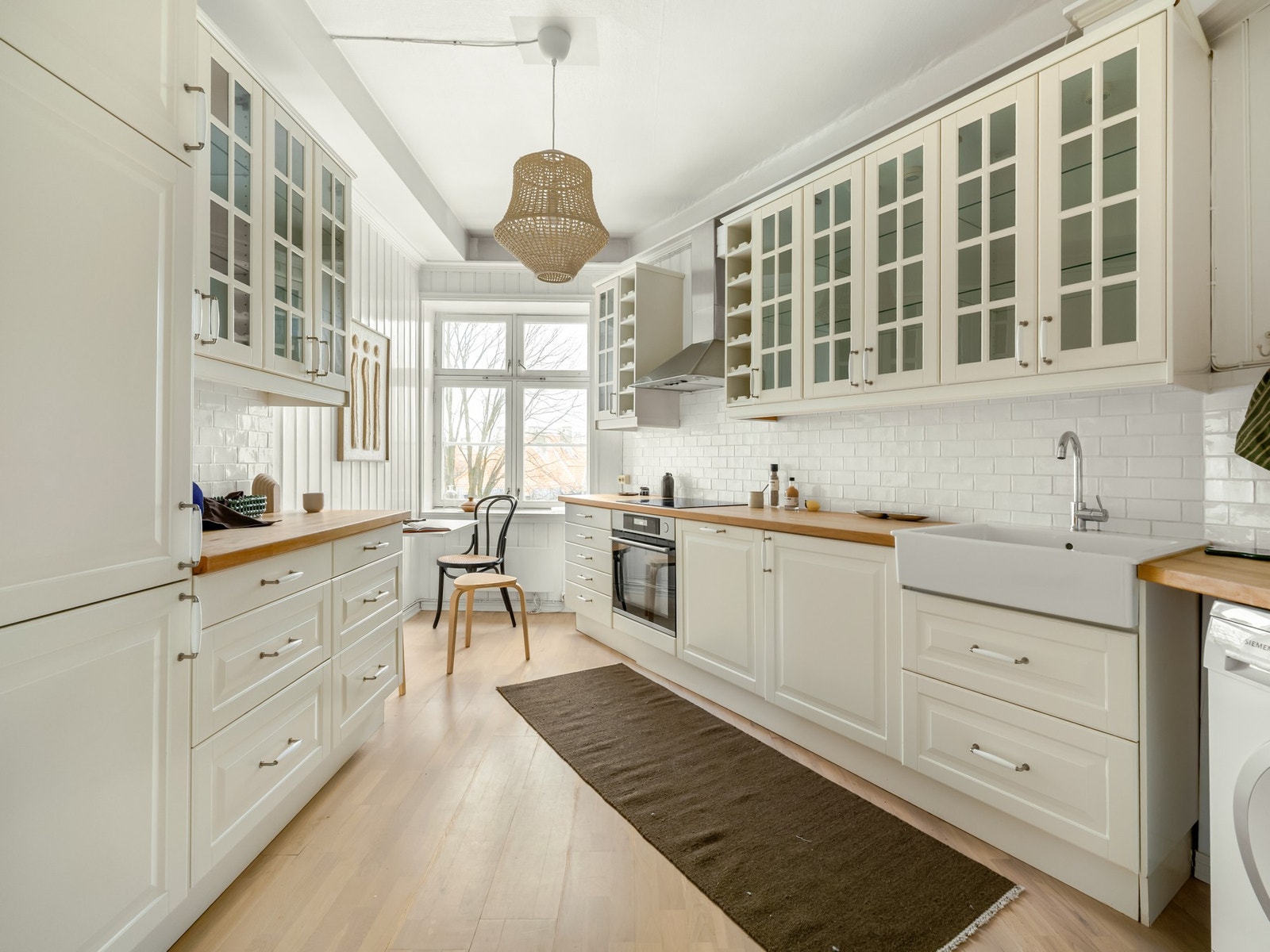 Dette er et staselig, stort kjøkken med massevis av skapplass. Galleribilde