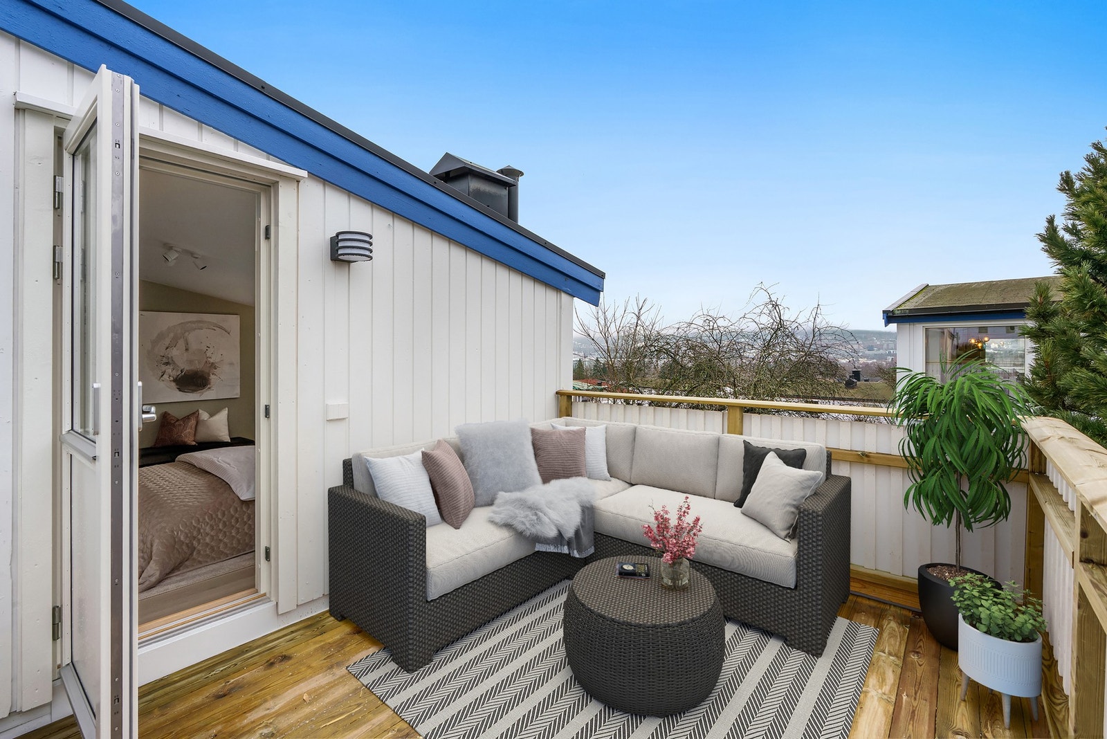 Deilig, vestvendt terrasse med gode solforhold. God plass til utemøblement. Galleribilde