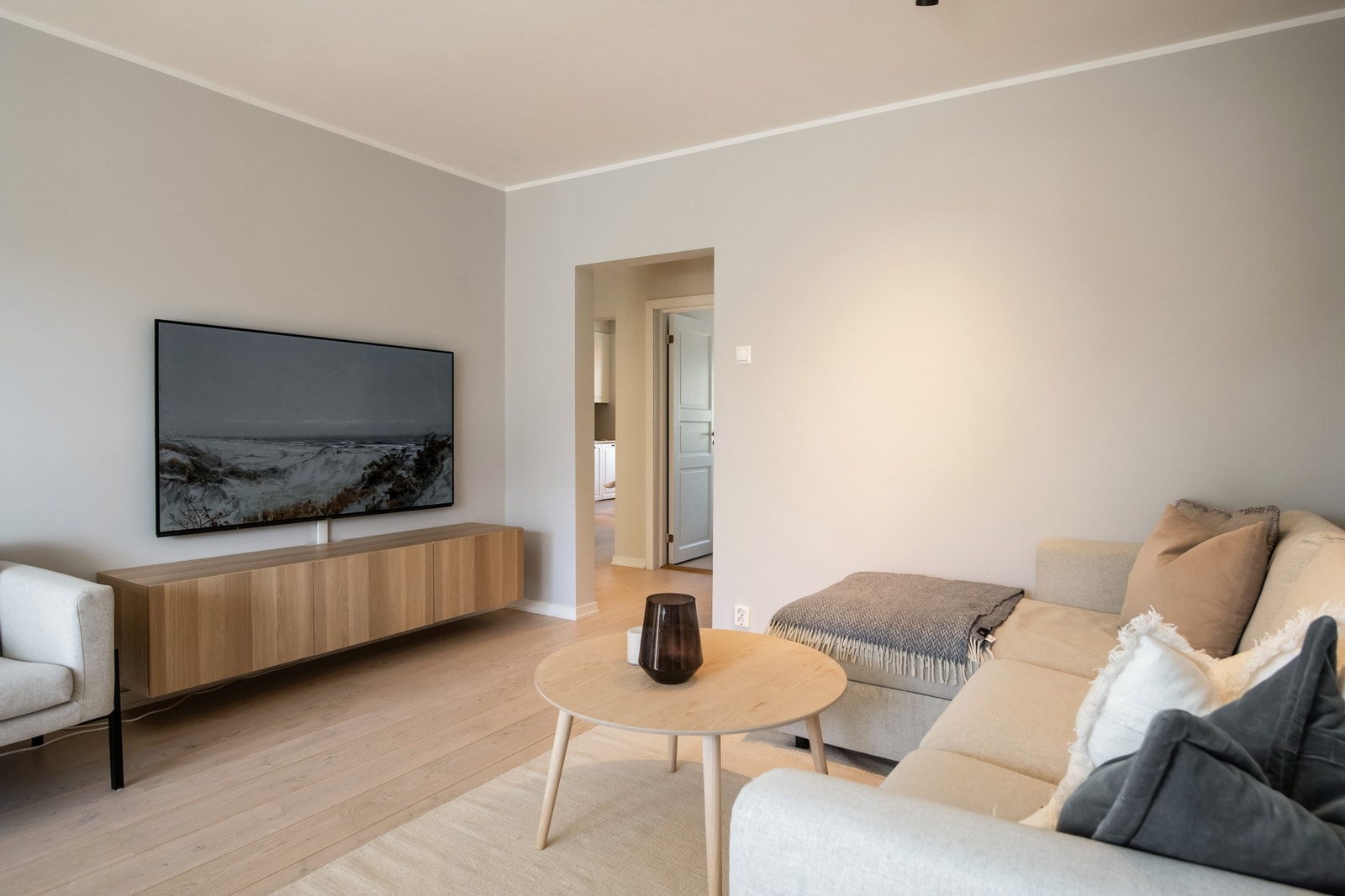 En herlig og gjennomgående 3-roms leilighet med smart planløsning, moderne standard og attraktiv beliggenhet nær marka. Galleribilde