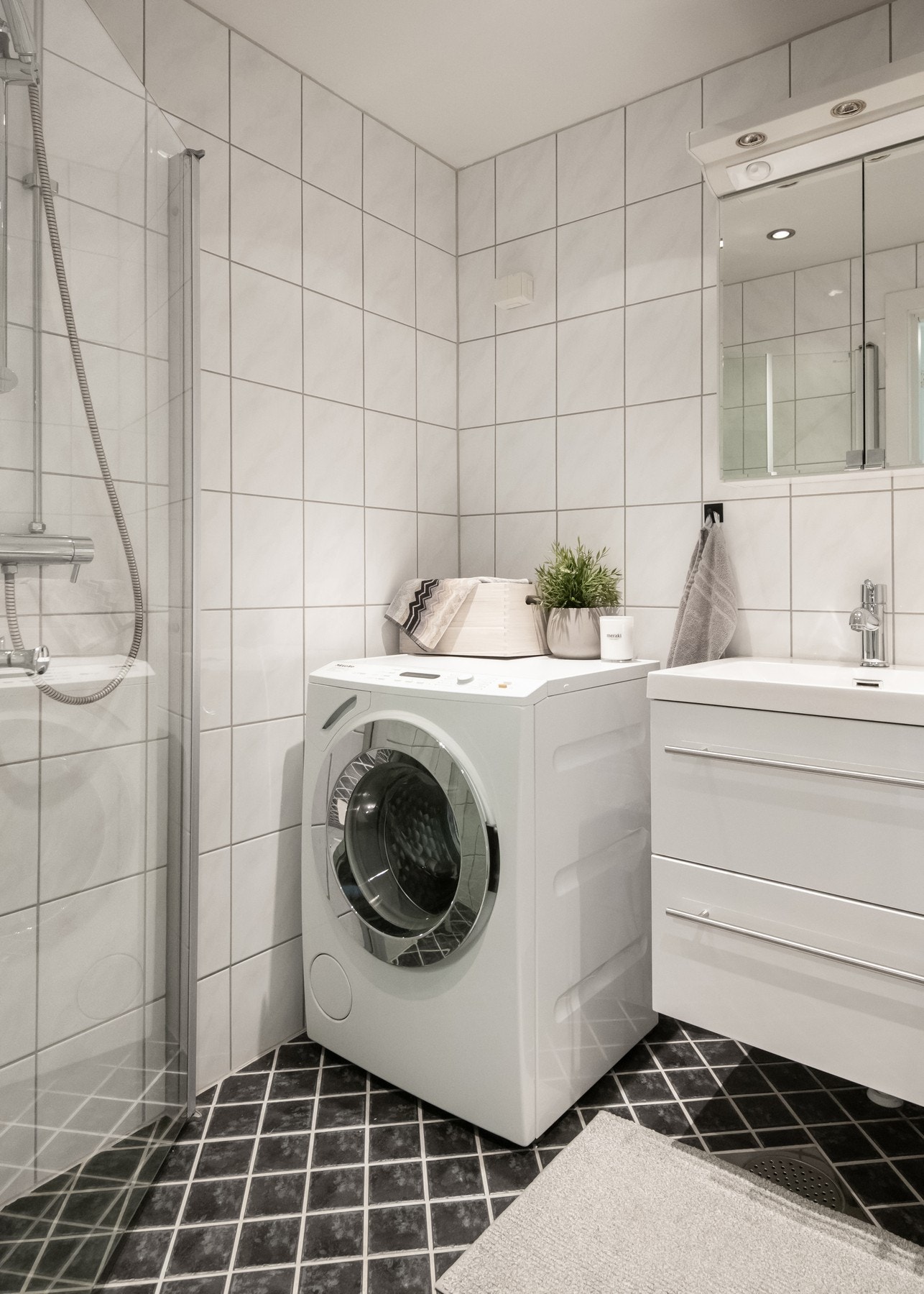 Badet ble oppgradert i regi av borettslaget i 2010, samt at servanten og kontrollen for gulvvarme ble skiftet i 2021. Galleribilde