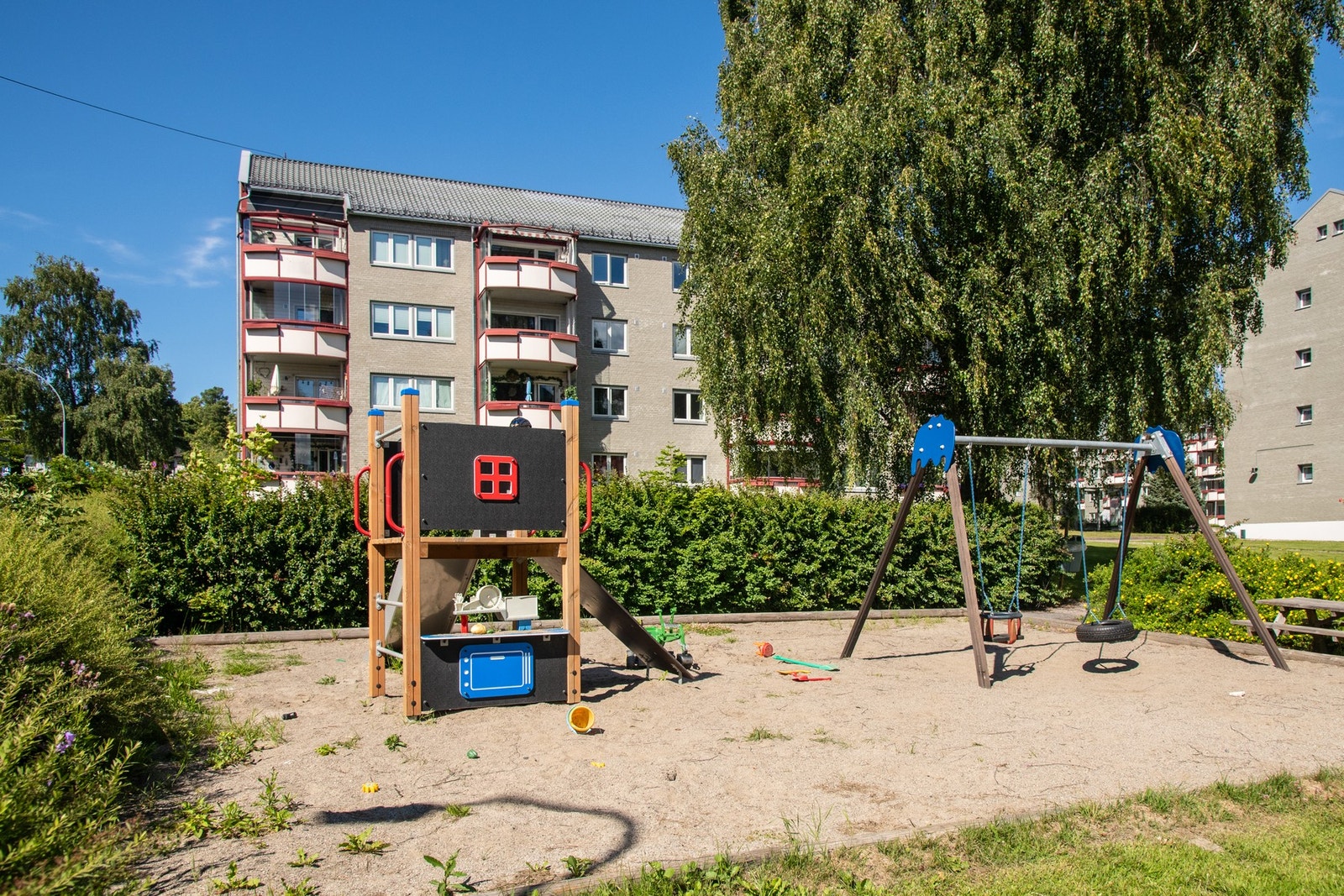Borettslaget har flotte fellesarealer med lekeplasser, grøntområder og sittebenker. Galleribilde