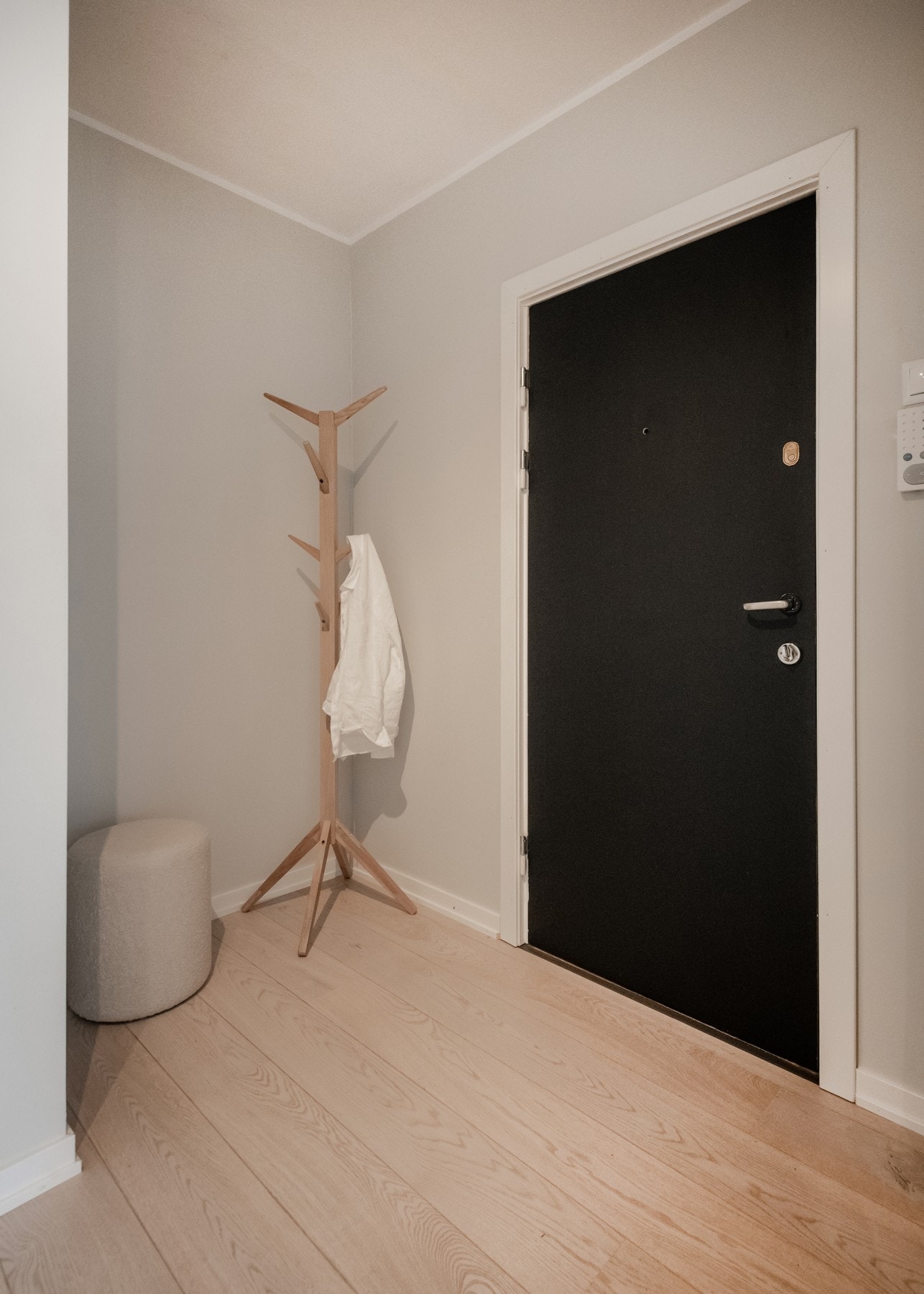 Entréen gir et lyst og innbydende førsteinntrykk til boligen, med en gjennomført og moderne stil. Galleribilde