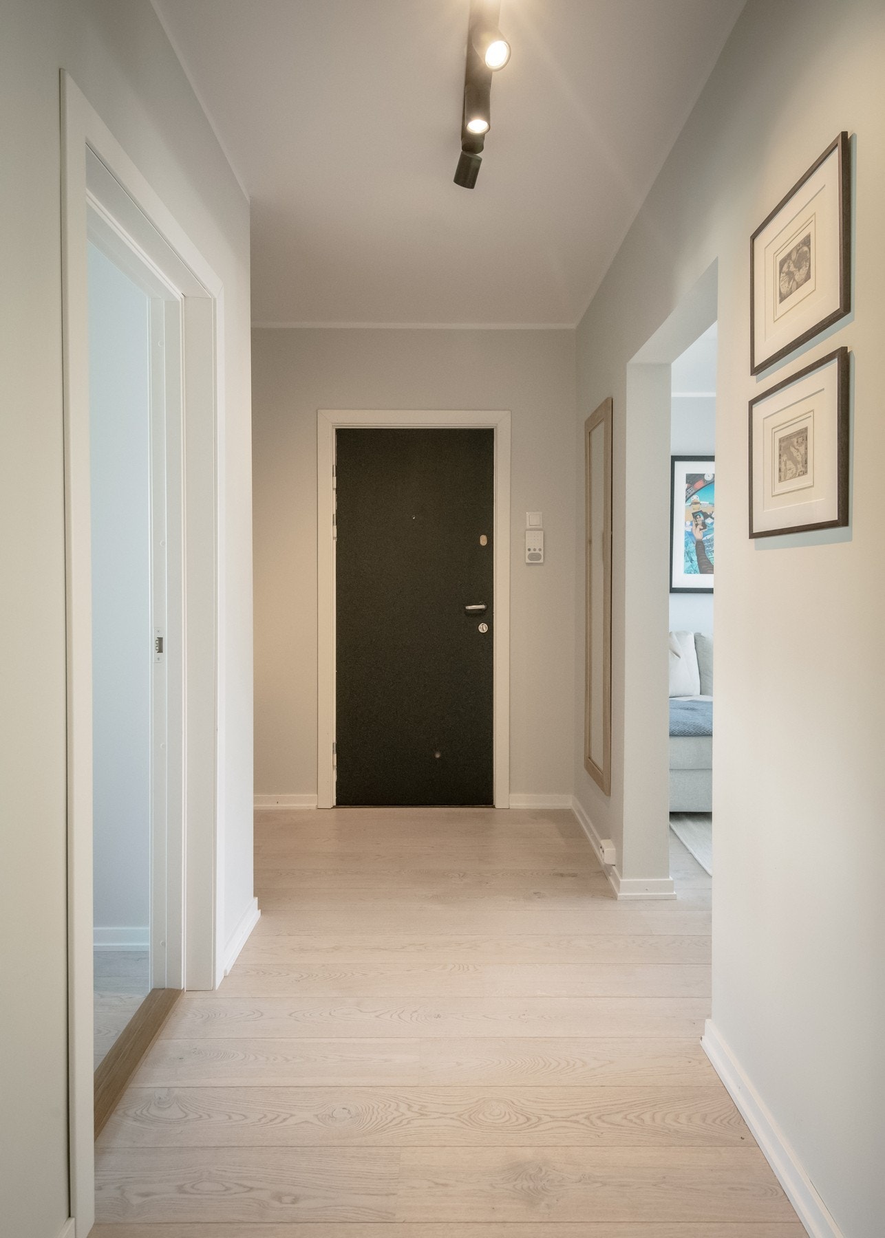 Den nye parketten fra 2021 skaper en helhetlig og elegant atmosfære, da den går igjen i hele leiligheten, med unntak av badet. Galleribilde