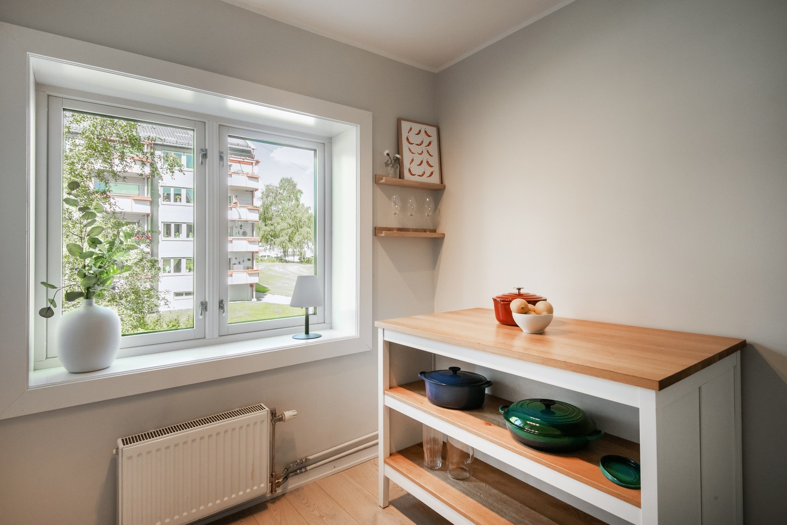 Kjøkkenet får godt med arbeidslys inn fra det store vinduet, samt grønt utsyn mot fellesarealer. Galleribilde