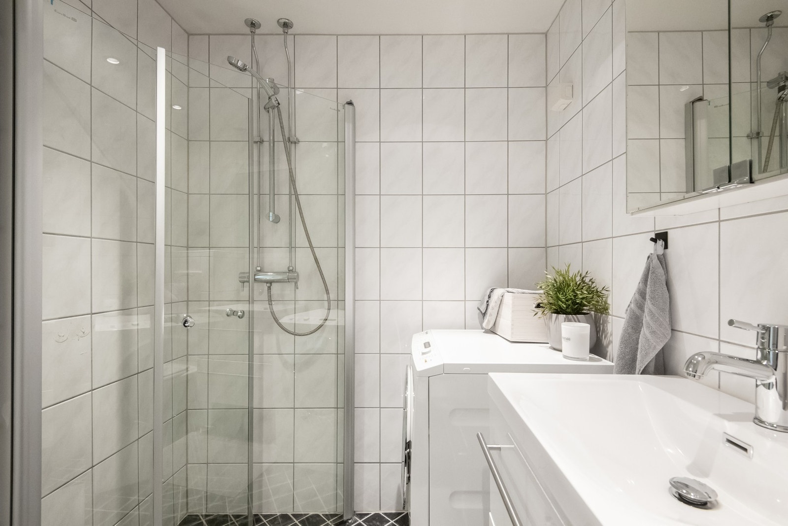 Badet er av god størrelse med opplegg for vaskemaskin. Galleribilde