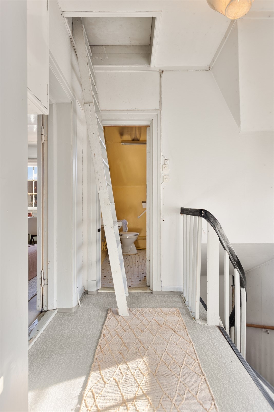 I mellomgangen er det tilgang til uinnredet loft. Galleribilde