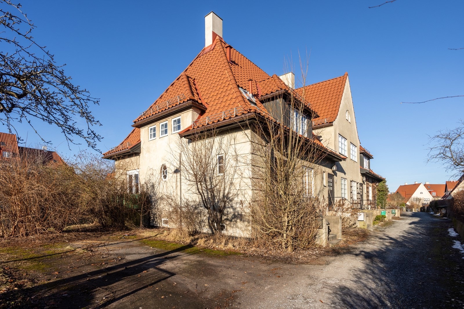 Rekkehuset har en flott beliggenhet på enden, og befinner seg i et svært barnevennlig boligområde med trygge internveier og vakre omgivelser. Galleribilde