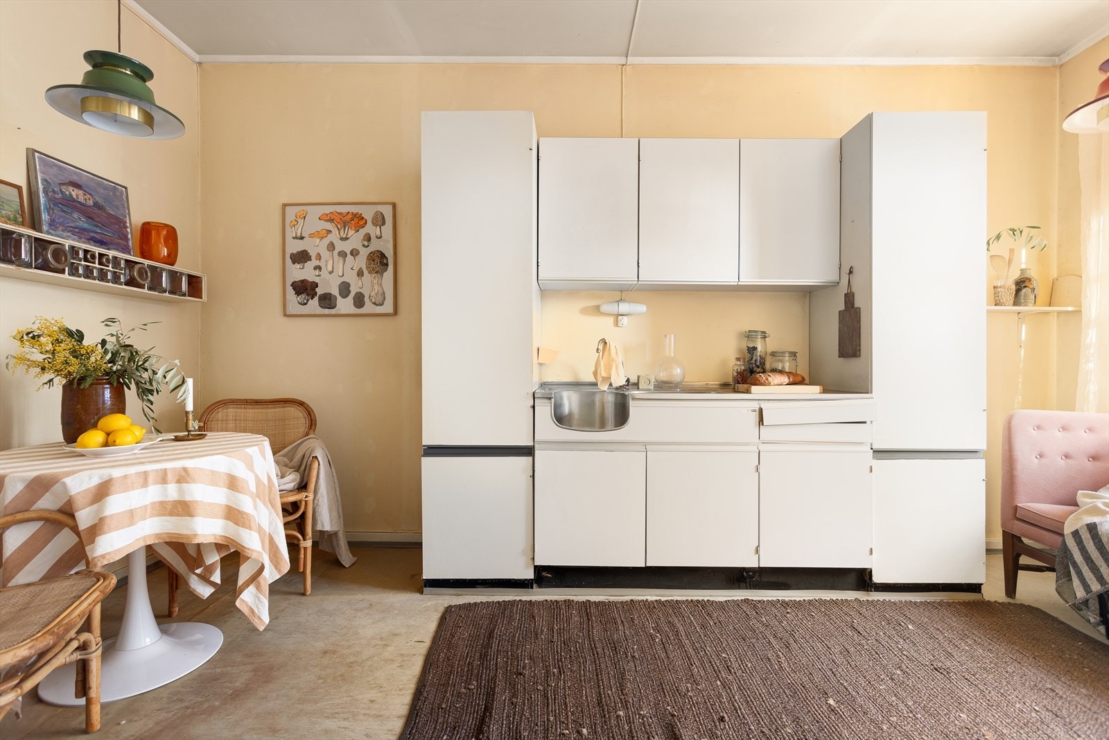 Kjøkkenet ligger i en separat løsning fra resten av stuen. Galleribilde