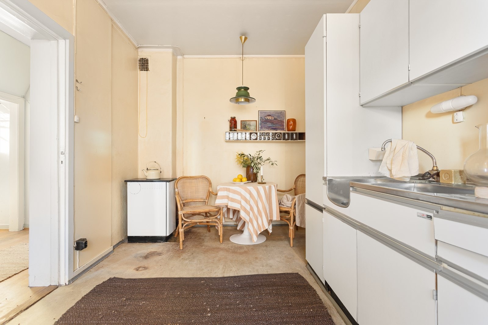 Det er plass til enkel sittegruppe på kjøkkenet. Galleribilde