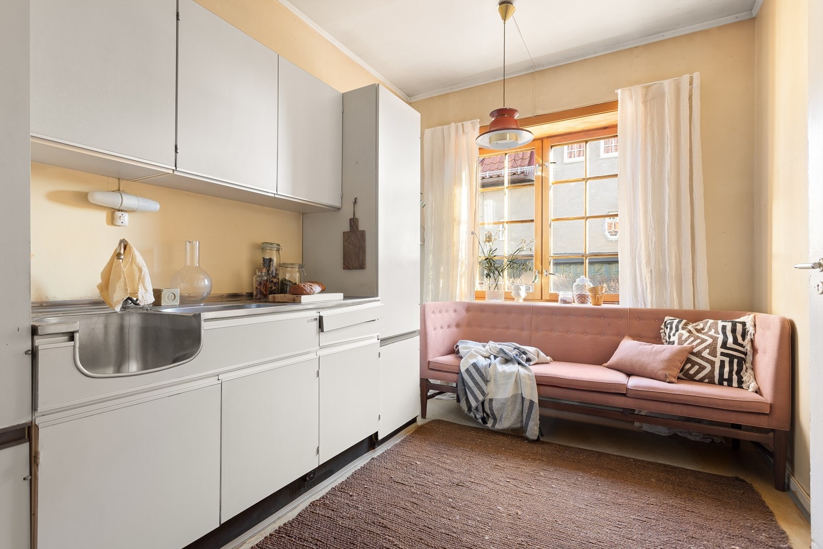 Polaris eldre laminat kjøkkeninnredning med rustfritt benkebeslag med to kummer. Det er naturlig avtrekk fra kjøkken. Galleribilde