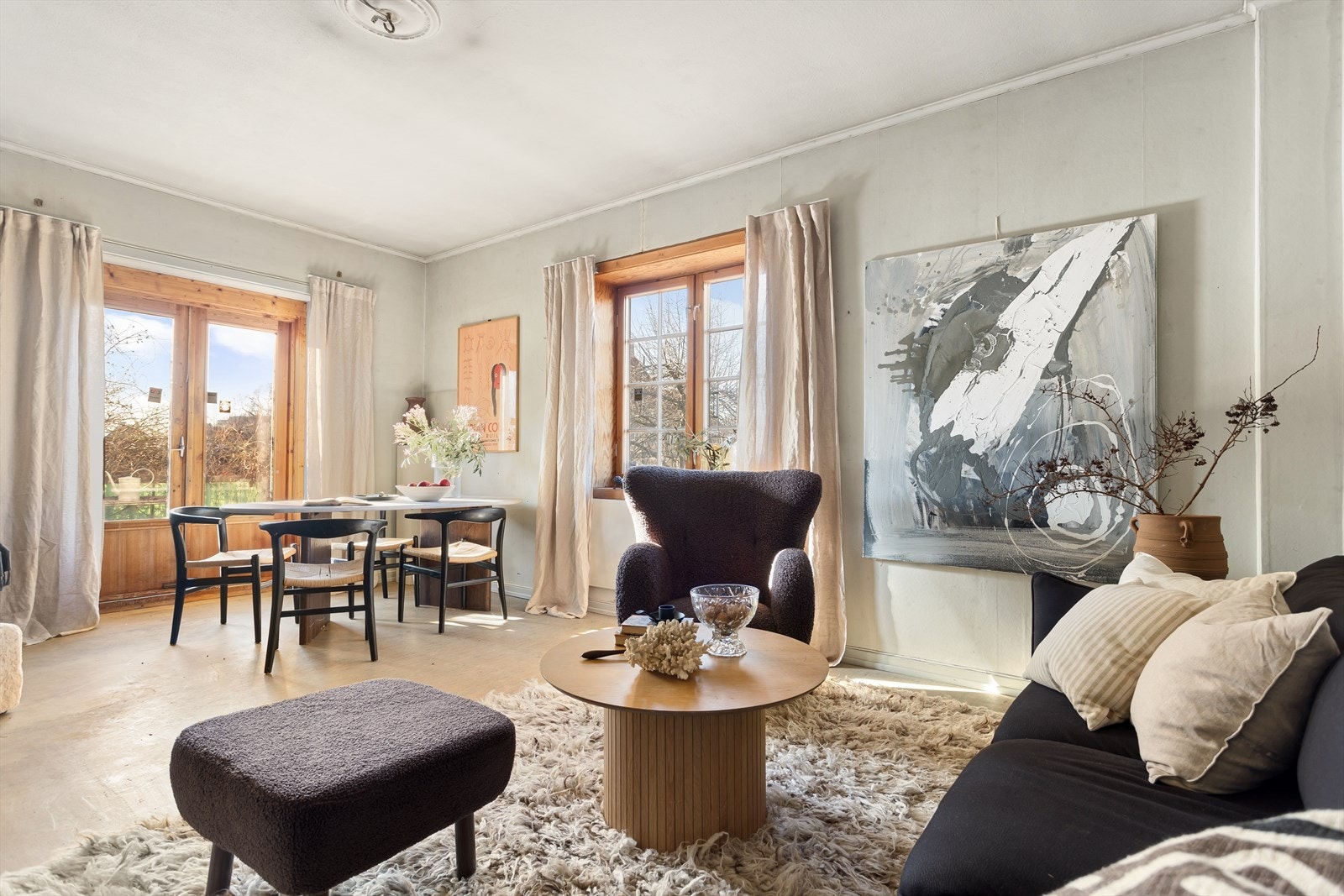 Boligen går over to etasjer, i tillegg til uinnredet loft og kjeller. Galleribilde