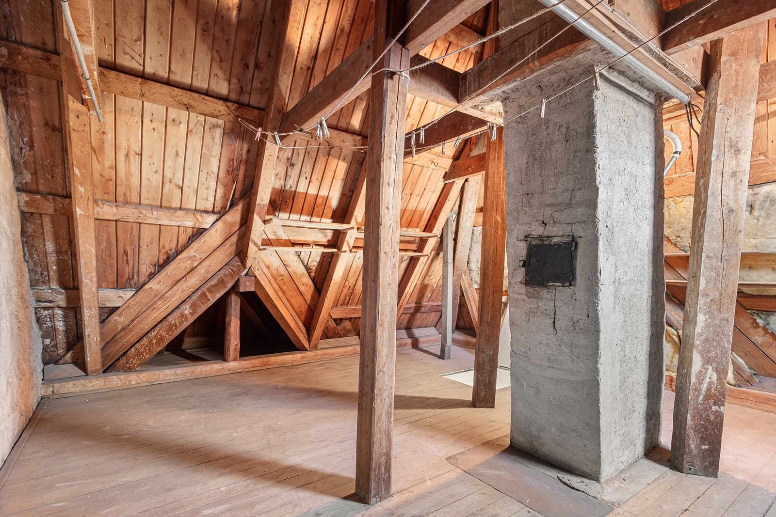 Loftet er målt til 16 m². Galleribilde