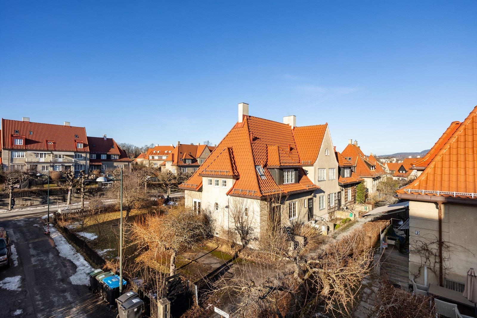 Eiendommen har en fantastisk intern beliggenhet i Hagebyen med nærhet til blant annet vakre Damplassen og grøntareal i Harald Hals' park med tennisbane. Det er i tillegg kort vei til skoler og barnehagetilbud, servicetilbud og offentlig kommunikasjon. Galleribilde