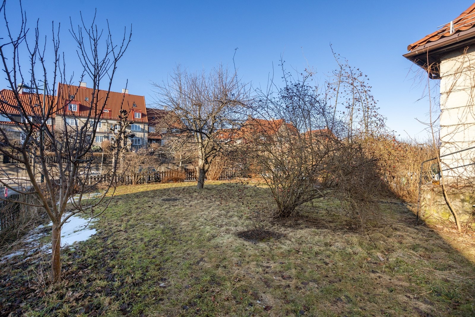 Hagen er av meget god størrelse, og byr på rikelig med boltreplass for både store og små hele året rundt. Galleribilde