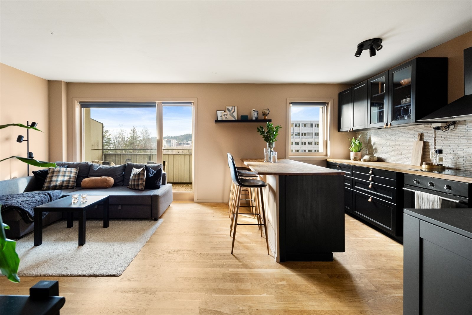 Leiligheten er malt i delikate og tidsriktige farger. Galleribilde