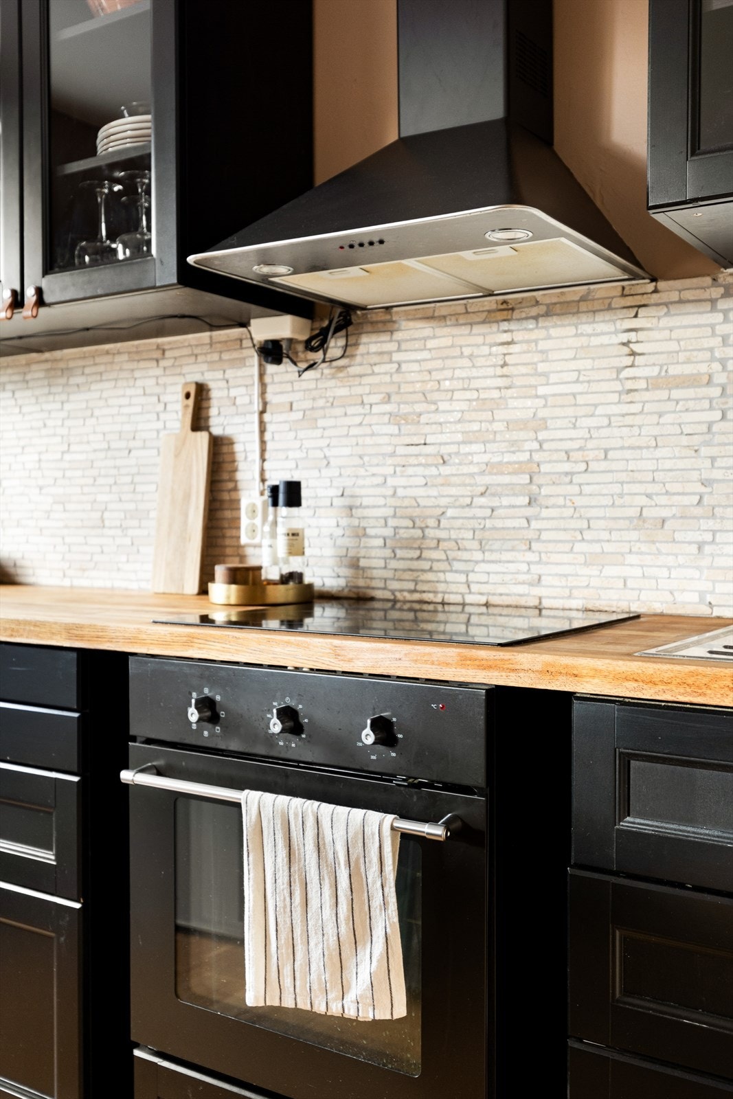 Integrert koketopp og stekeovn. Kullfilterventilator over kokeplass. Galleribilde