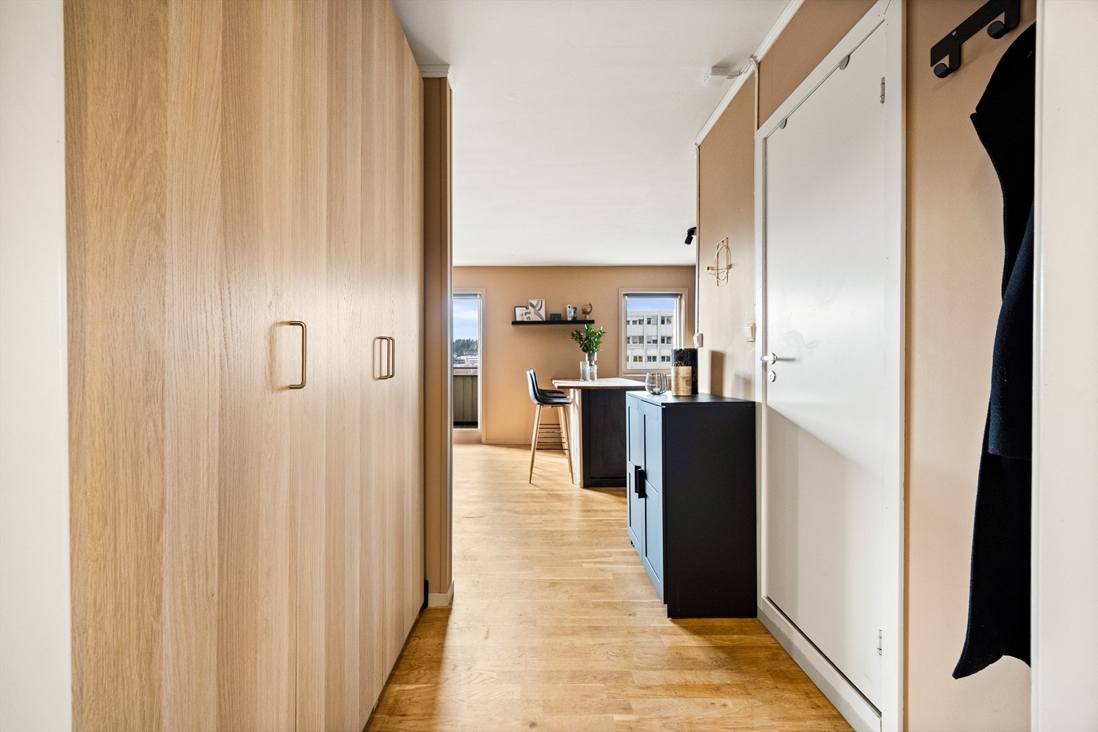 God plass til sko og yttertøy i garderobe. Galleribilde