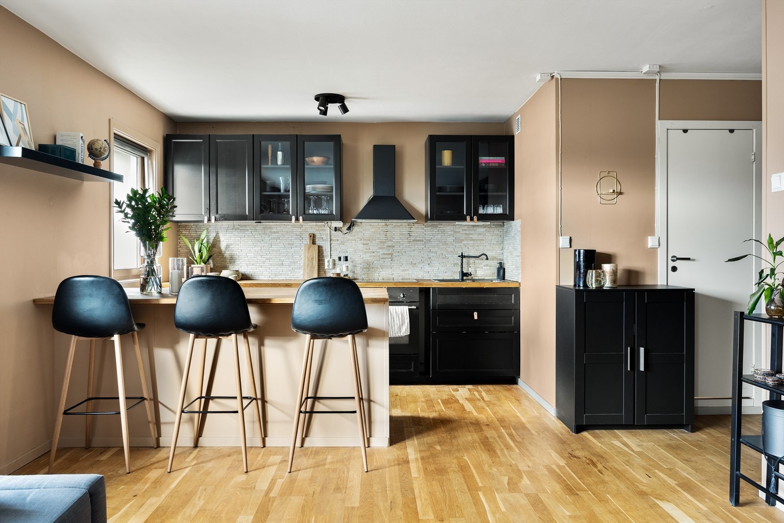 Kjøkken med praktisk barløsning. Galleribilde