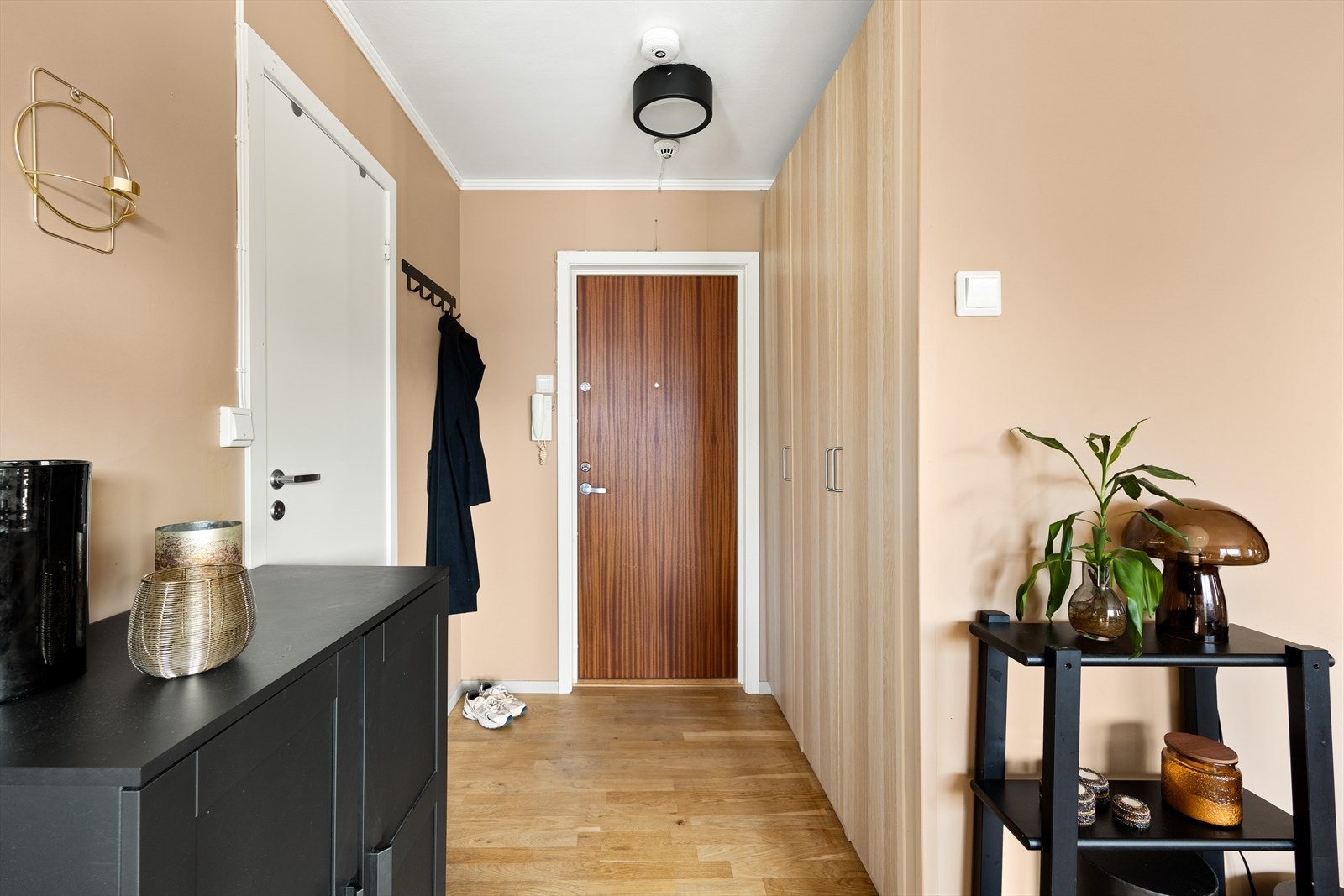 Velkommen inn! En lys og innbydende entré som gir et godt førsteinntrykk av leiligheten. Galleribilde