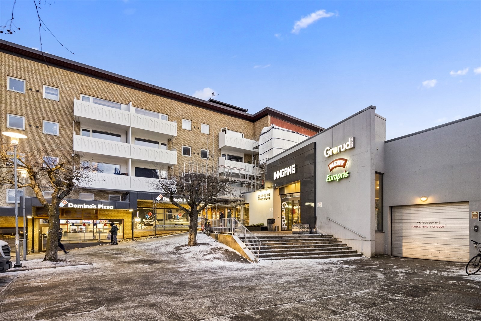 Grorud Senter er et hyggelig senter som ligger rett ved boligen. Senteret består av ca 25 butikker deriblant Meny, Vinmonopol, bank, apotek og serveringssteder. Galleribilde