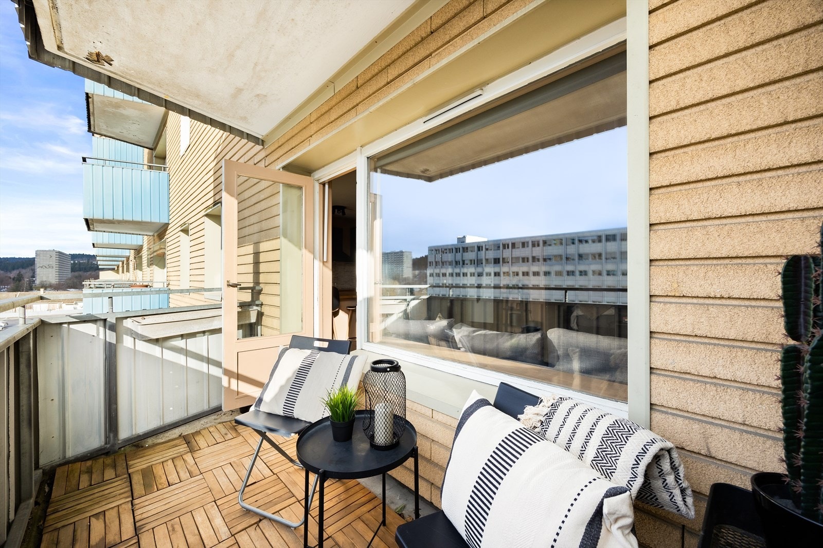 Vestvendt balkong på ca. 5 kvm med gode solforhold. Galleribilde