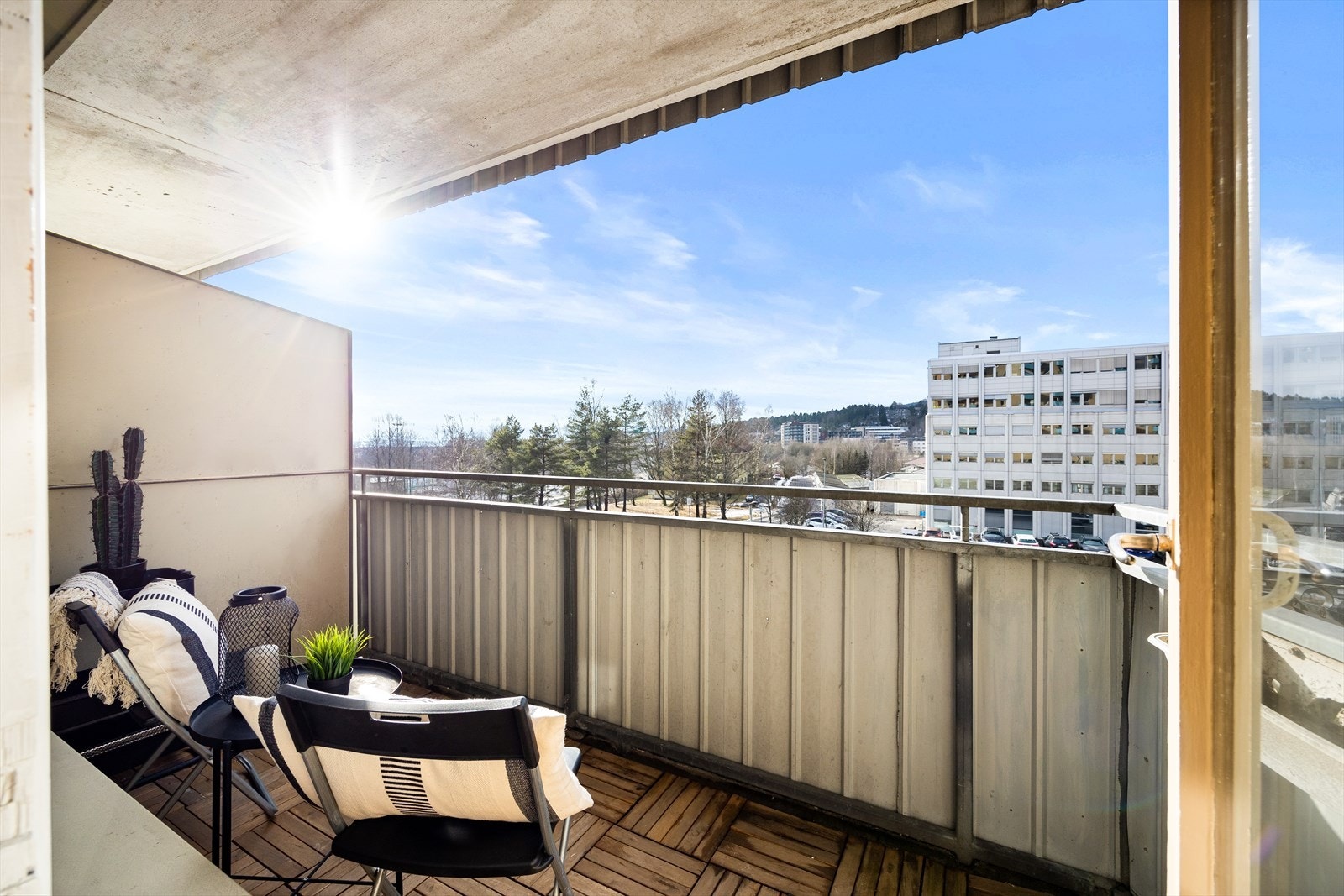 En lys og attraktiv 1-roms selveierleilighet med sentral og attraktiv beliggenhet på Grorud. Galleribilde