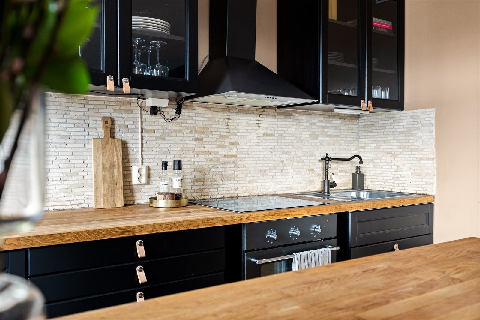 Godt med benk- og skapplass. Galleribilde