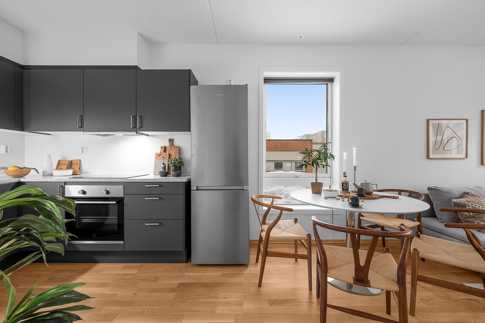 Åpent kjøkken og god plass til spisebord Galleribilde