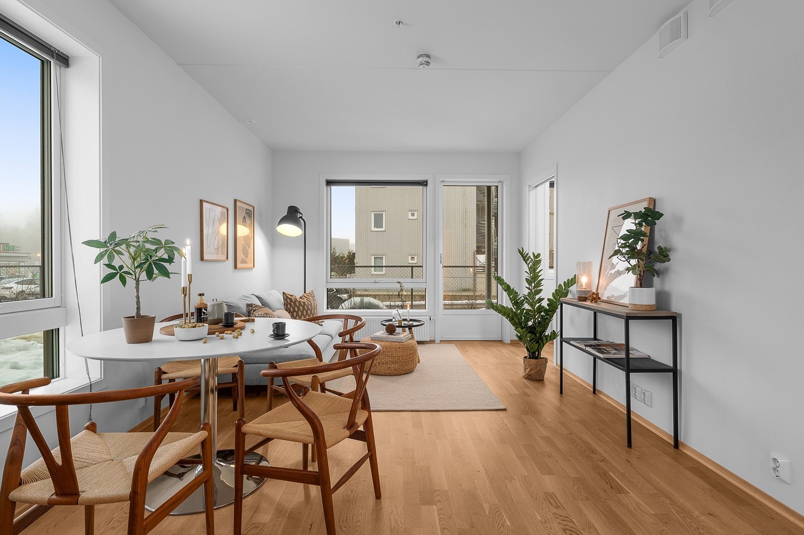 Mange og store vindusflater gir mye lysinnslipp og godt bomiljø Galleribilde