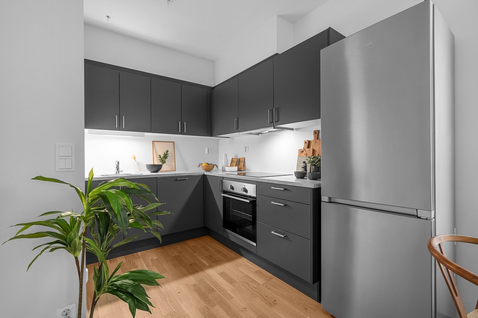 Moderne kjøkken med alle hvitevarer Galleribilde