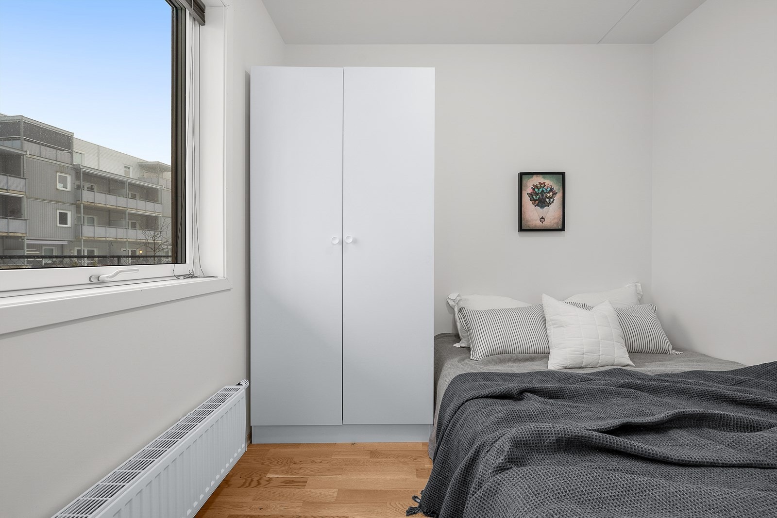 Soverom med garderobeskap Galleribilde