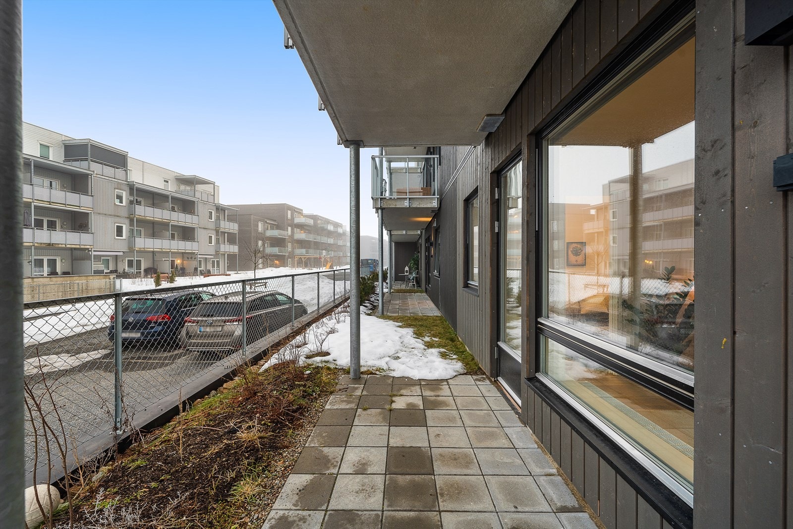 Fin og privat uteplass med utgang fra stuen Galleribilde