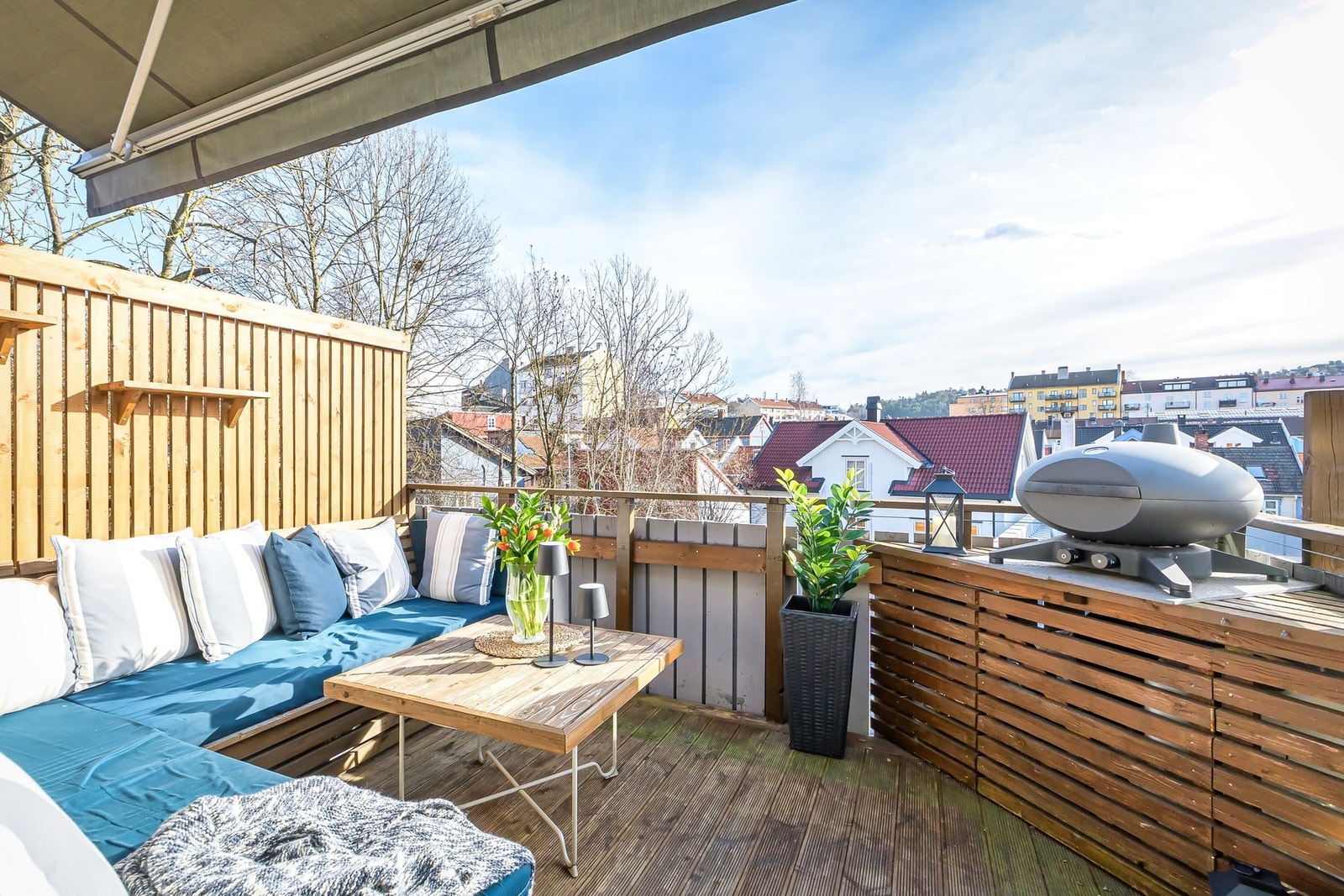 En lekker 3-roms toppleilighet med privat sørøstvendt balkong på 9 kvm og medfølgende garasjeplass med lader! Galleribilde