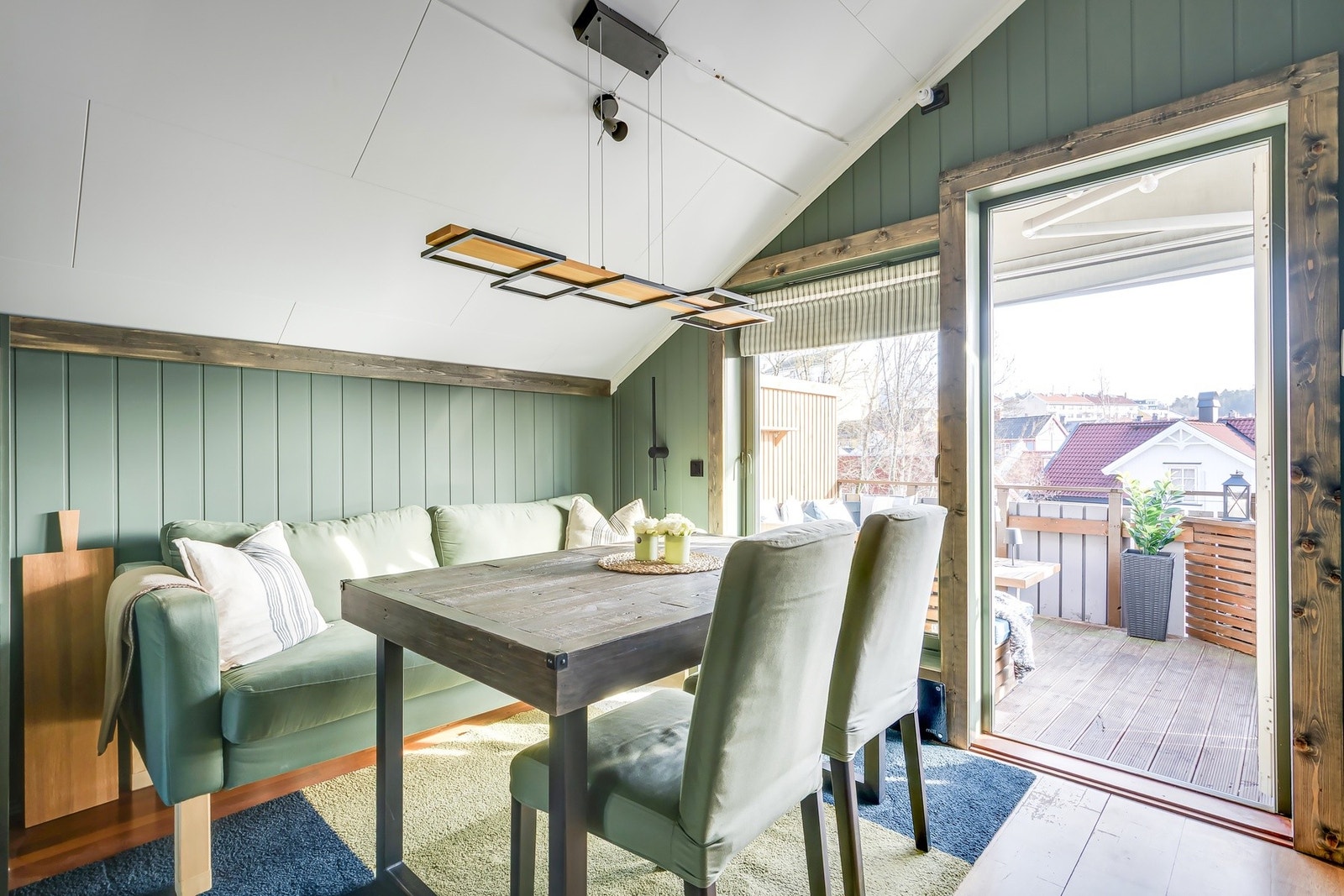 Fra balkongen kommer vi inn til kjøkkenet. Her er det god plass til spisebord med plass til mange. Galleribilde