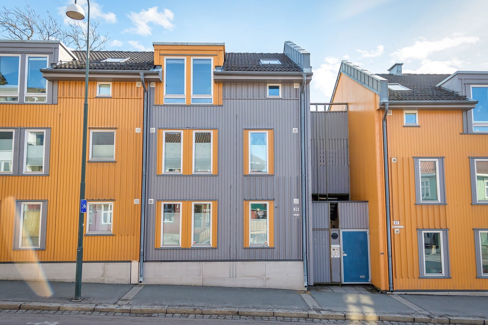 Nå kan du sikre deg en bit av idyllisk trehusbebyggelse på Vålerenga! Leiligheten ligger øverst med de to store vinduene .ut mot gaten fra stuen. Galleribilde