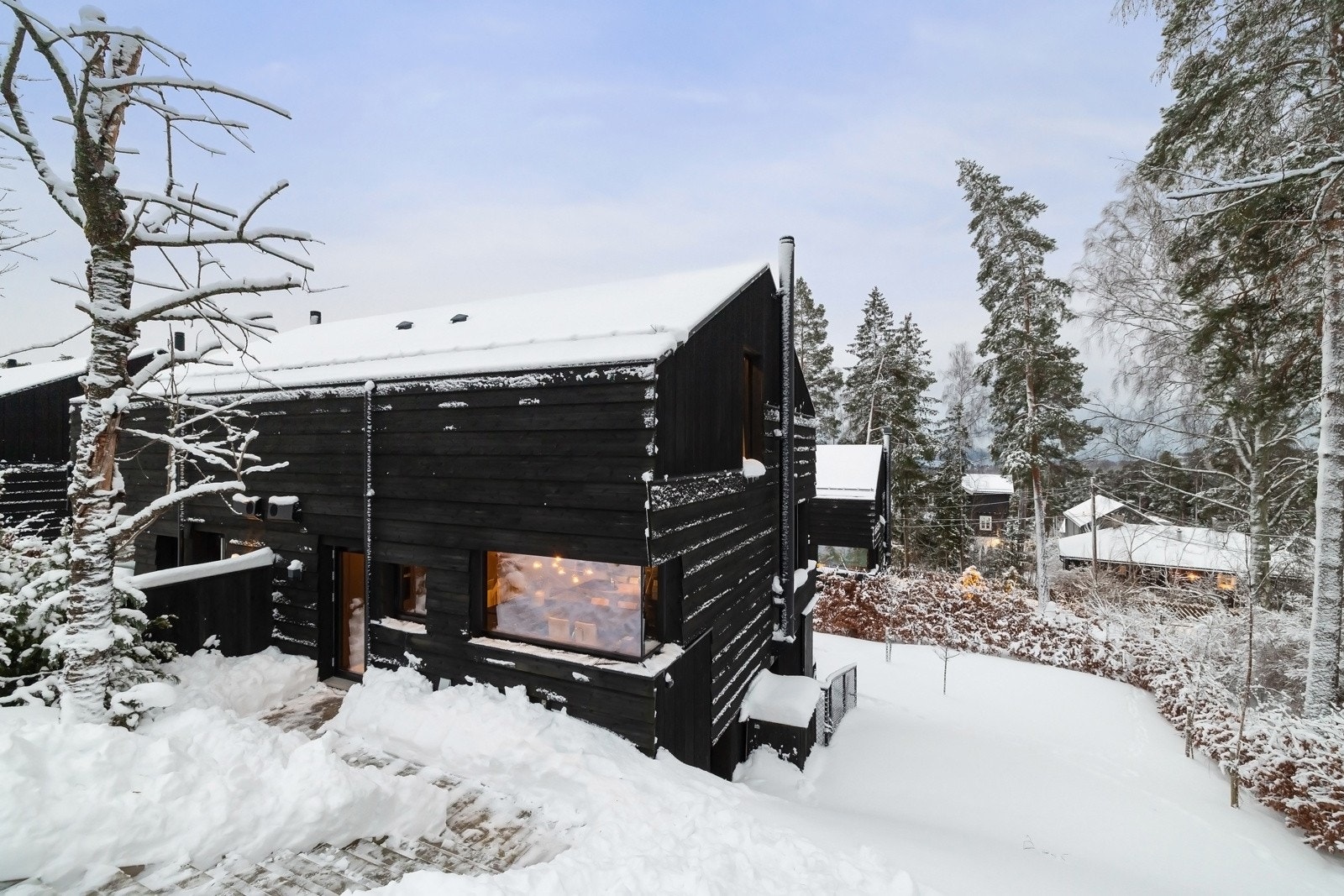 Det er rom for mye lek og morro både sommer og vinters tid, være seg akebakke, hoppbakke eller ballspill. I tillegg disponerer sameiet et stort fellesområdet, avsatt til lekeområdet for barna. Galleribilde