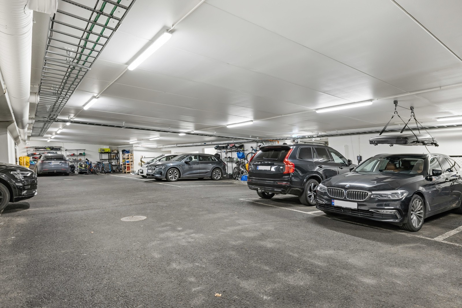 Boligen disponerer 2 romslige garasjeplasser like utenfor privat inngang. Galleribilde