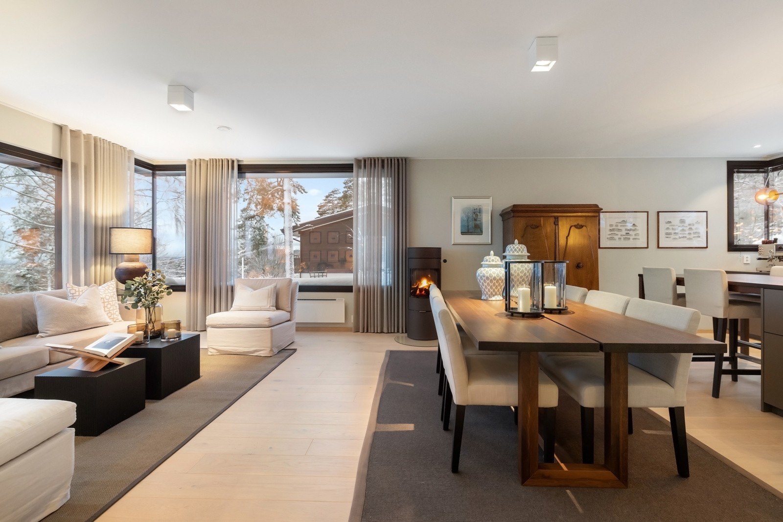 God plass til romslig spisebord i stuen. Galleribilde
