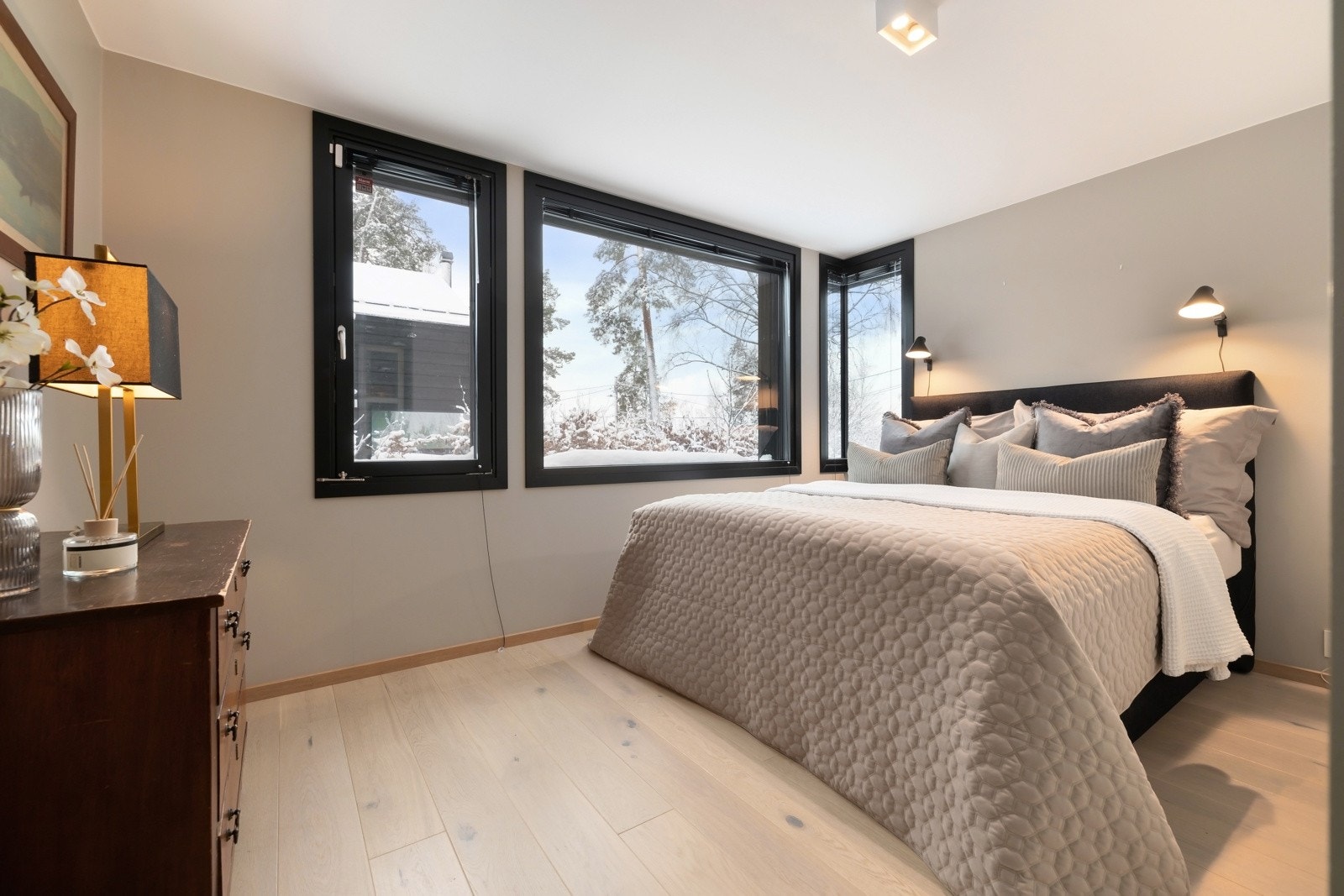 Romslig og lunt hovedsoverom. Galleribilde