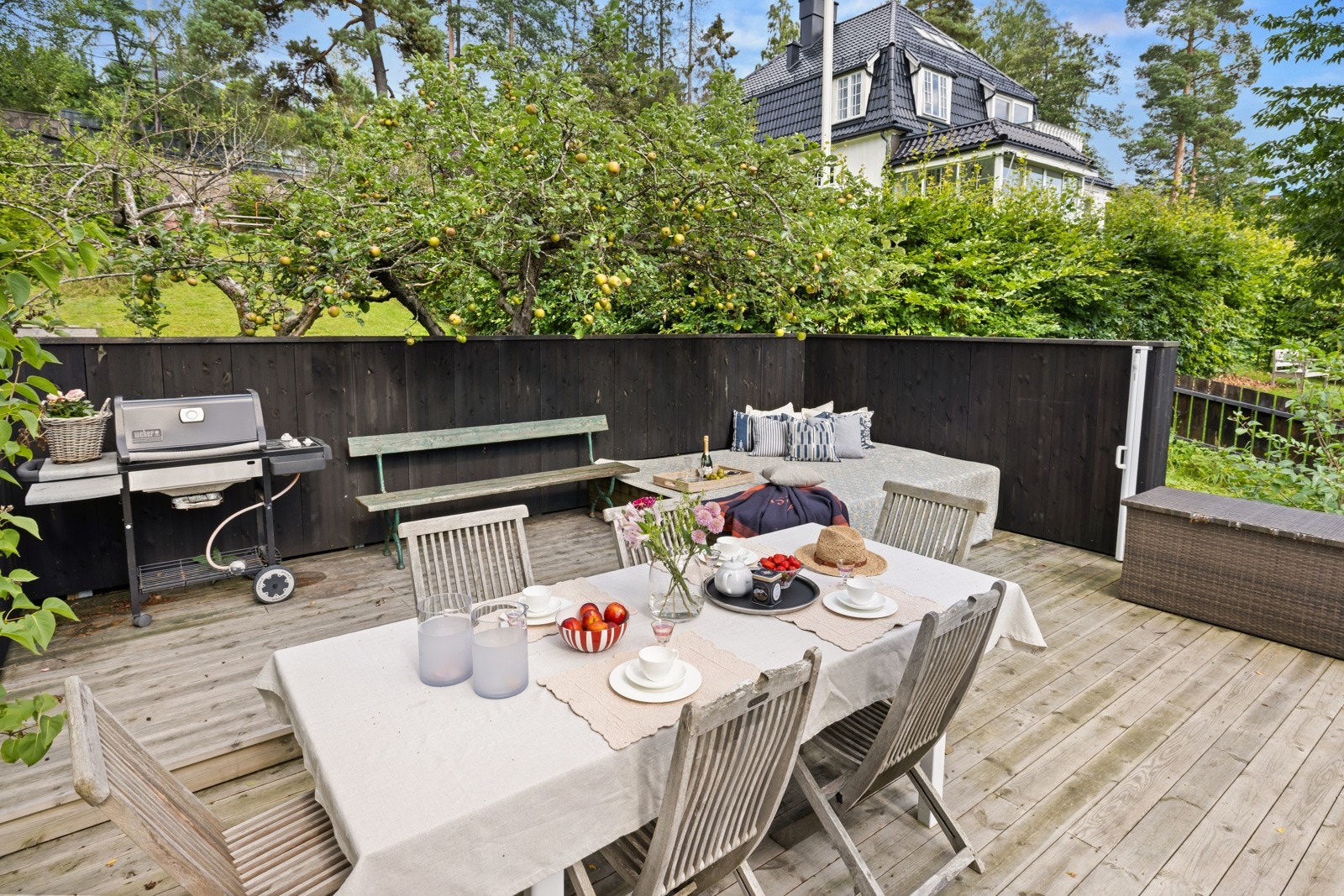 Stor makterrasse på hele ca 35 kvm, gir rom for mange hyggelige sommerkvelder. Galleribilde