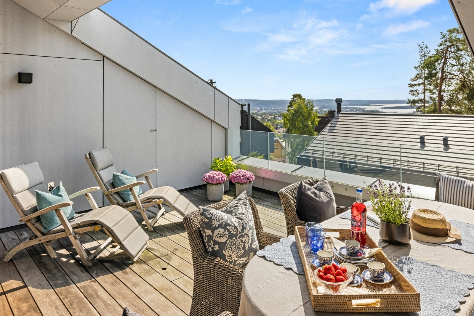 Gode innredningsmuligheter på takterrassen, med god plass til bl.a. romslig spisebord og solsenger. Det er installert automatisk markise på terrassen, som gir en lun og hyggelig stemning sommerstid. Galleribilde