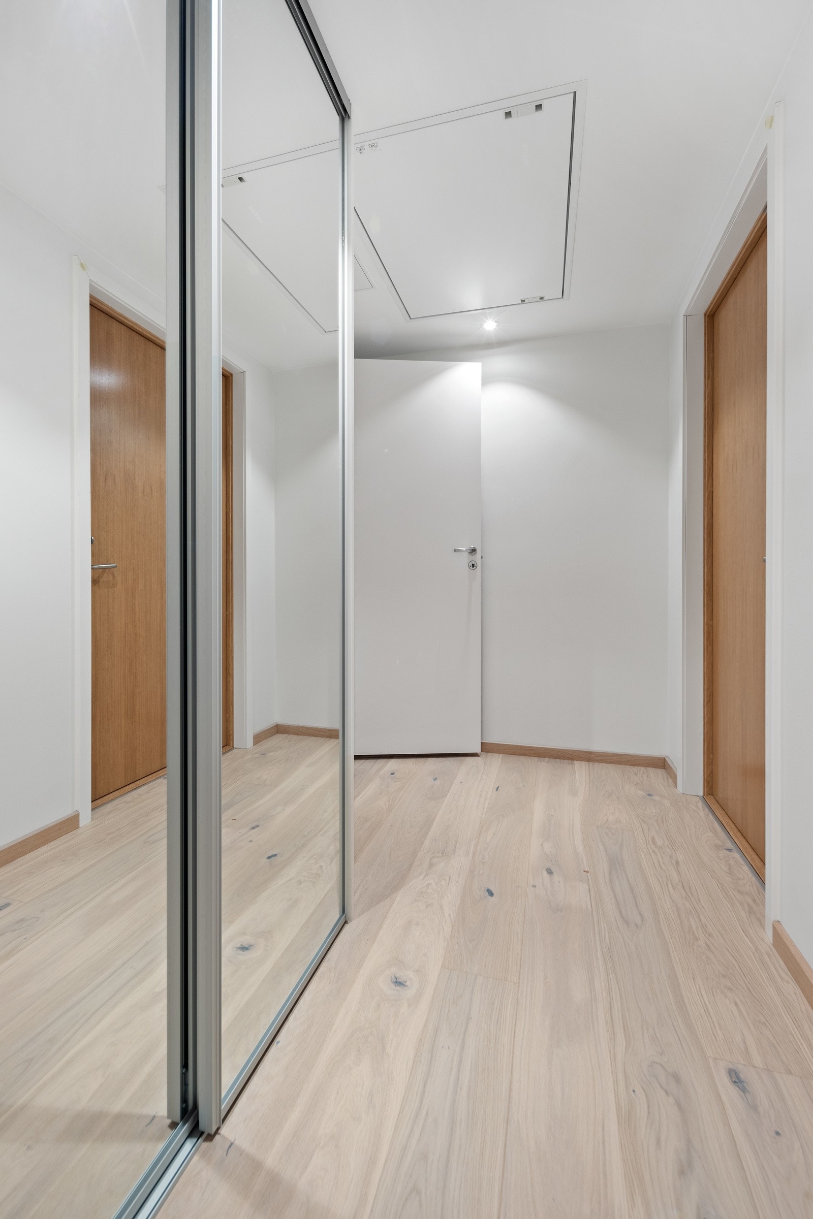 romslig entré med skyvedørsgarderobe Galleribilde