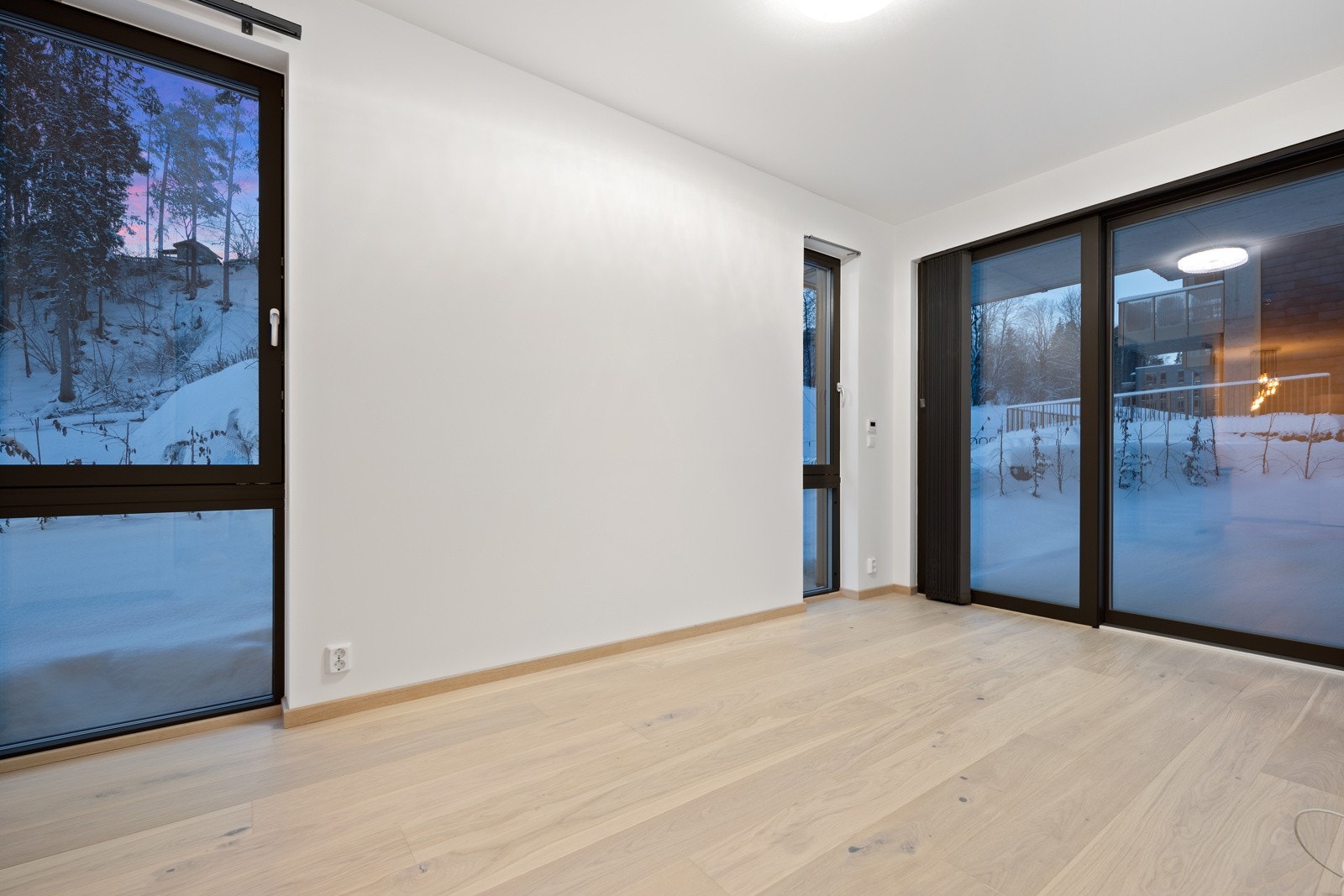 Leiligheten har store vindusflater som godt med naturlig lys Galleribilde