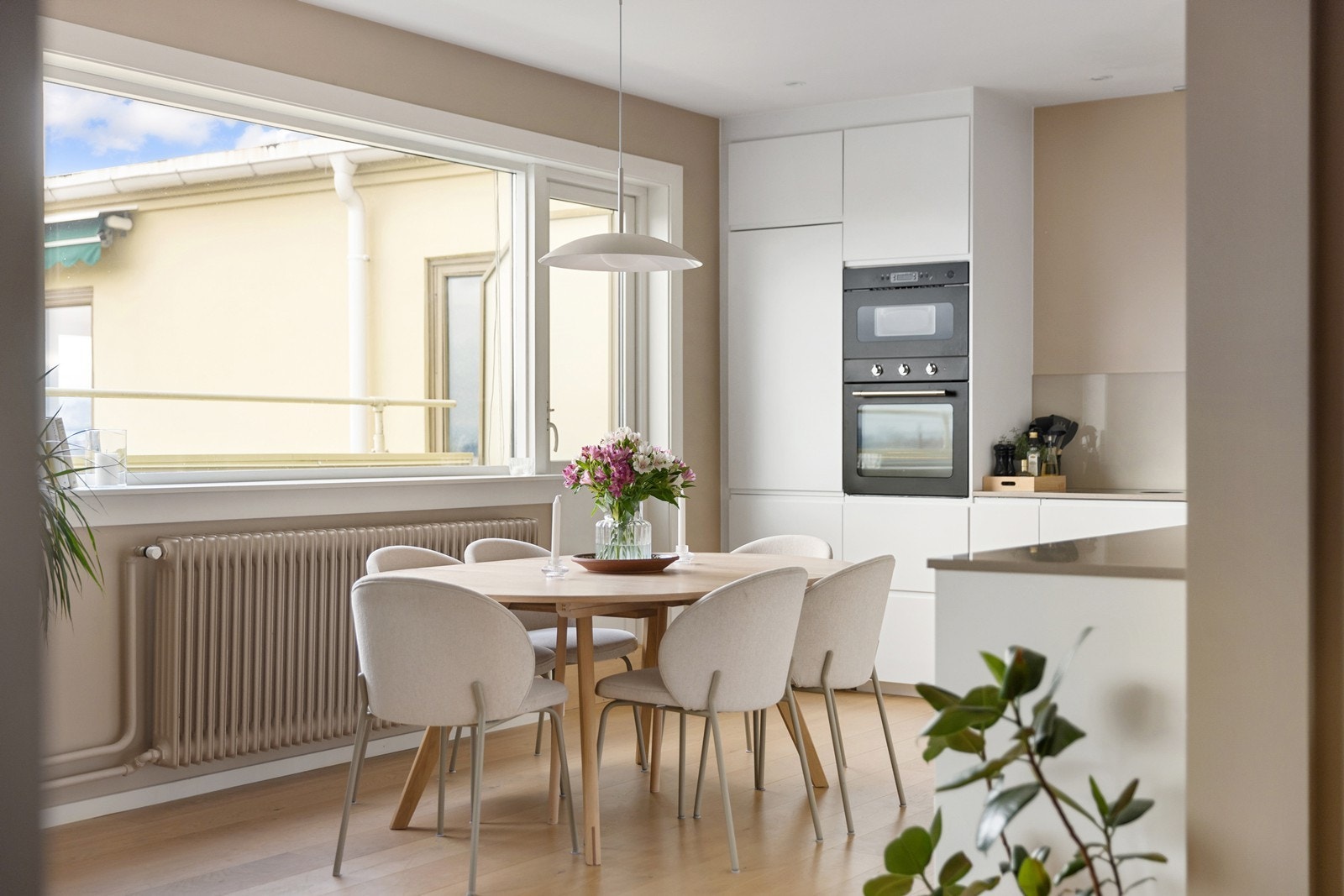 Ved kjøkkenet er det god plass til langbord. Galleribilde