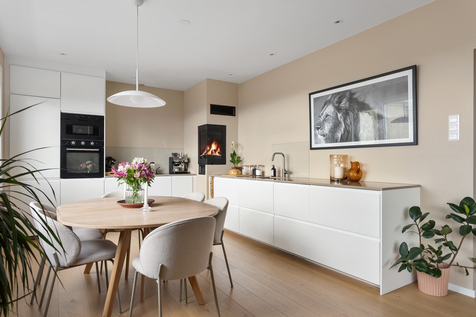 Det er integrerte hvitevarer fra Ikea/Whirlpool, inkludert oppvaskmaskin, kjøl/frys, stekeovn og mikrobølgeovn. Induksjonsplatetopp fra Bora med integrert avtrekk. Galleribilde