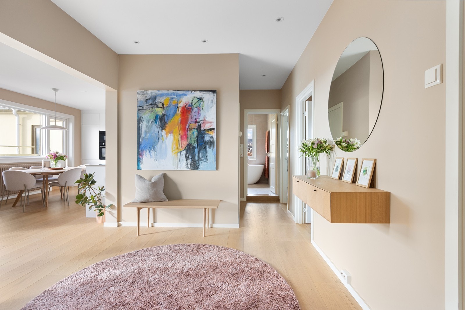 Romslig entré/gang med innfelte downlights. Det er to kjellerboder til disposisjon, en på ca. 0,6 m² og en på ca. 7 m². Galleribilde