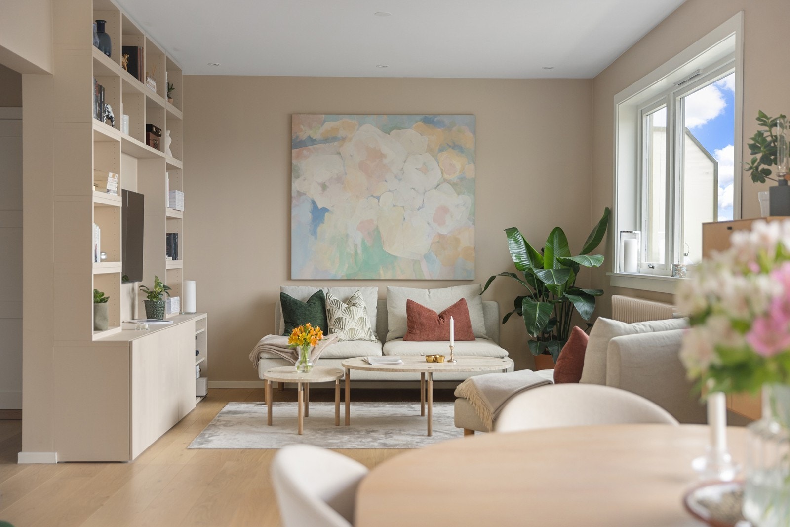 Sameiet har 43 parkeringsplasser som tildeles etter venteliste, og det er i tillegg enkelt å leie parkeringsplass med og uten el-lader like ved boligen. Galleribilde