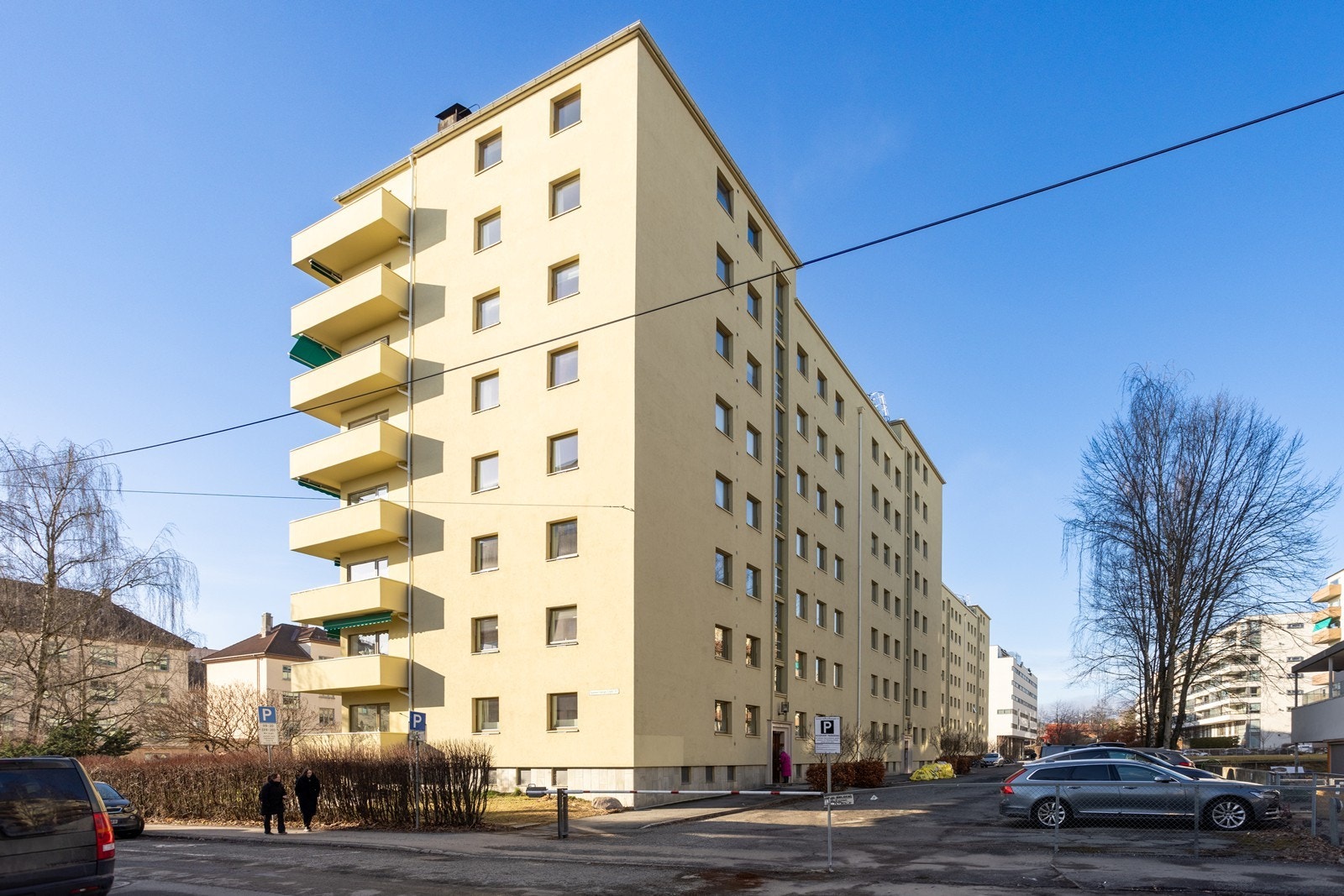 Sameiet har 43 parkeringsplasser som tildeles etter venteliste, og det er i tillegg enkelt å leie parkeringsplass med og uten el-lader like ved boligen (Gardeveien 2). Galleribilde